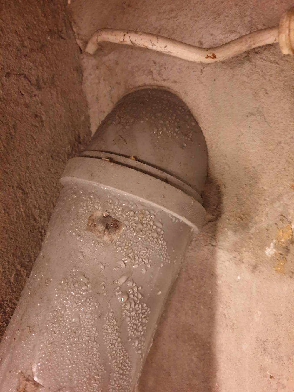 Abflussrohr mit Wanddurchbruch in unbeheizten Kellerraum nachträglich dämmen HaustechnikDialog