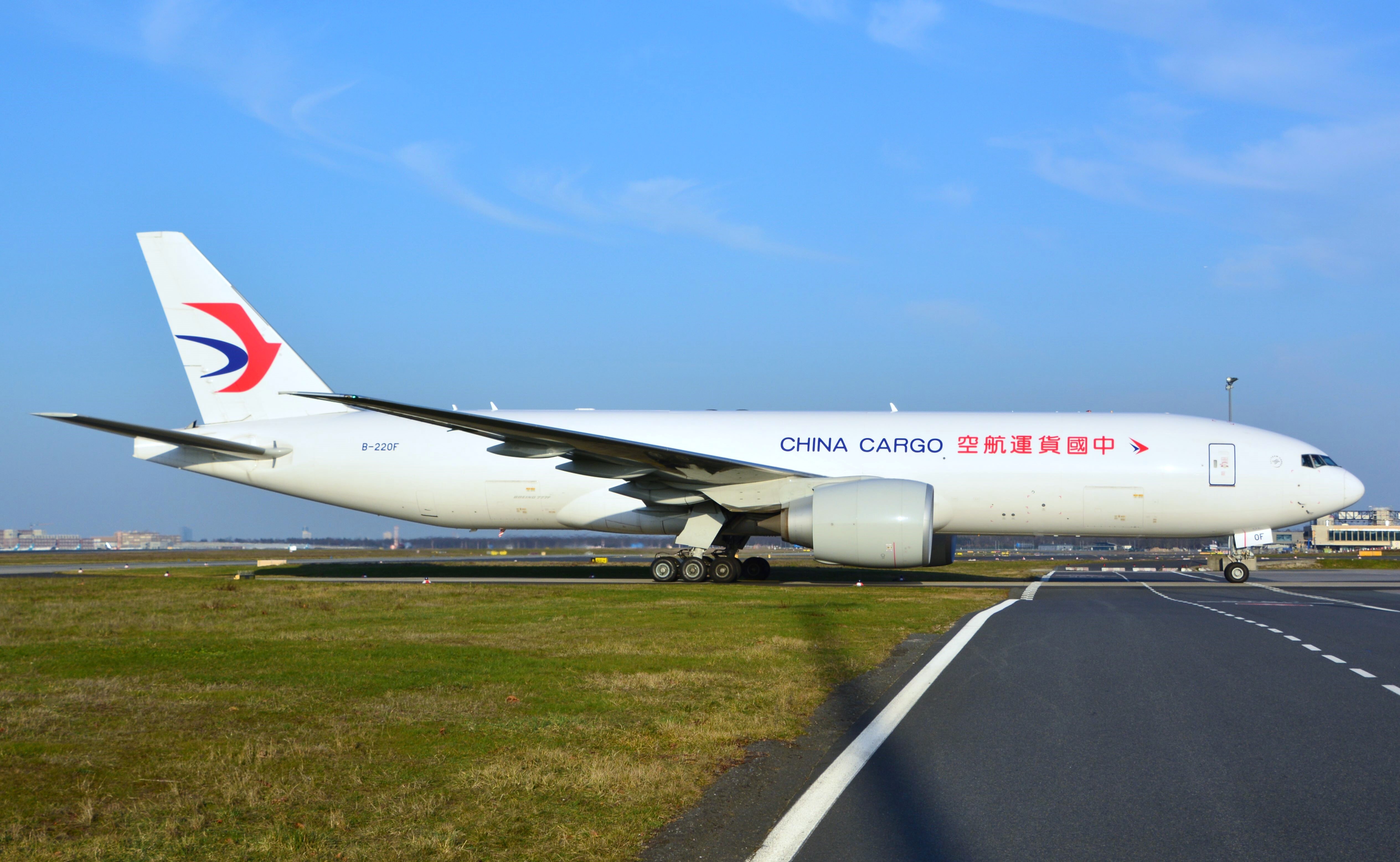 China Cargo Airlines (China), B-220F