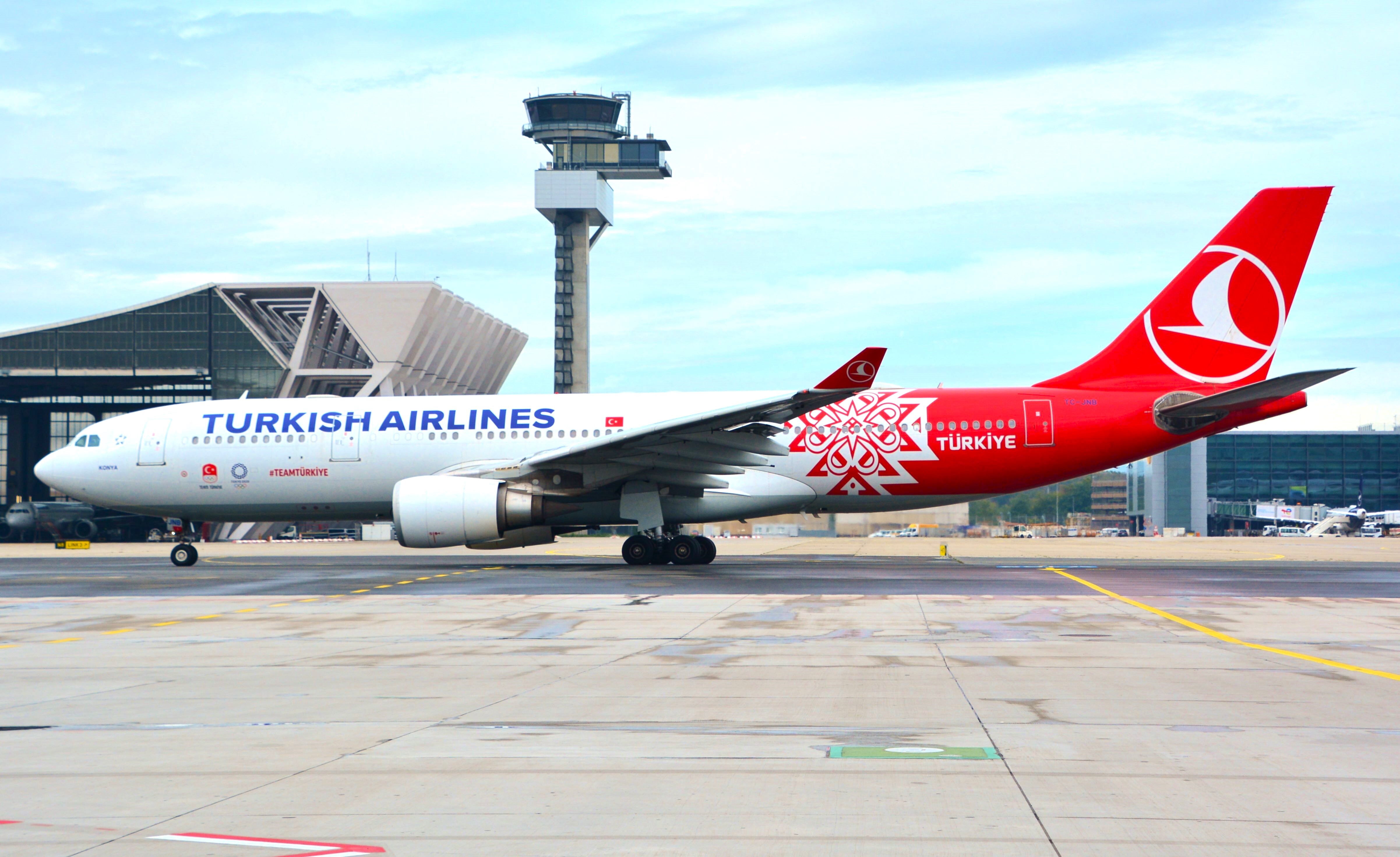 Turkish Airlines (Türkei), TC-JNB  "Team Türkiye - links"