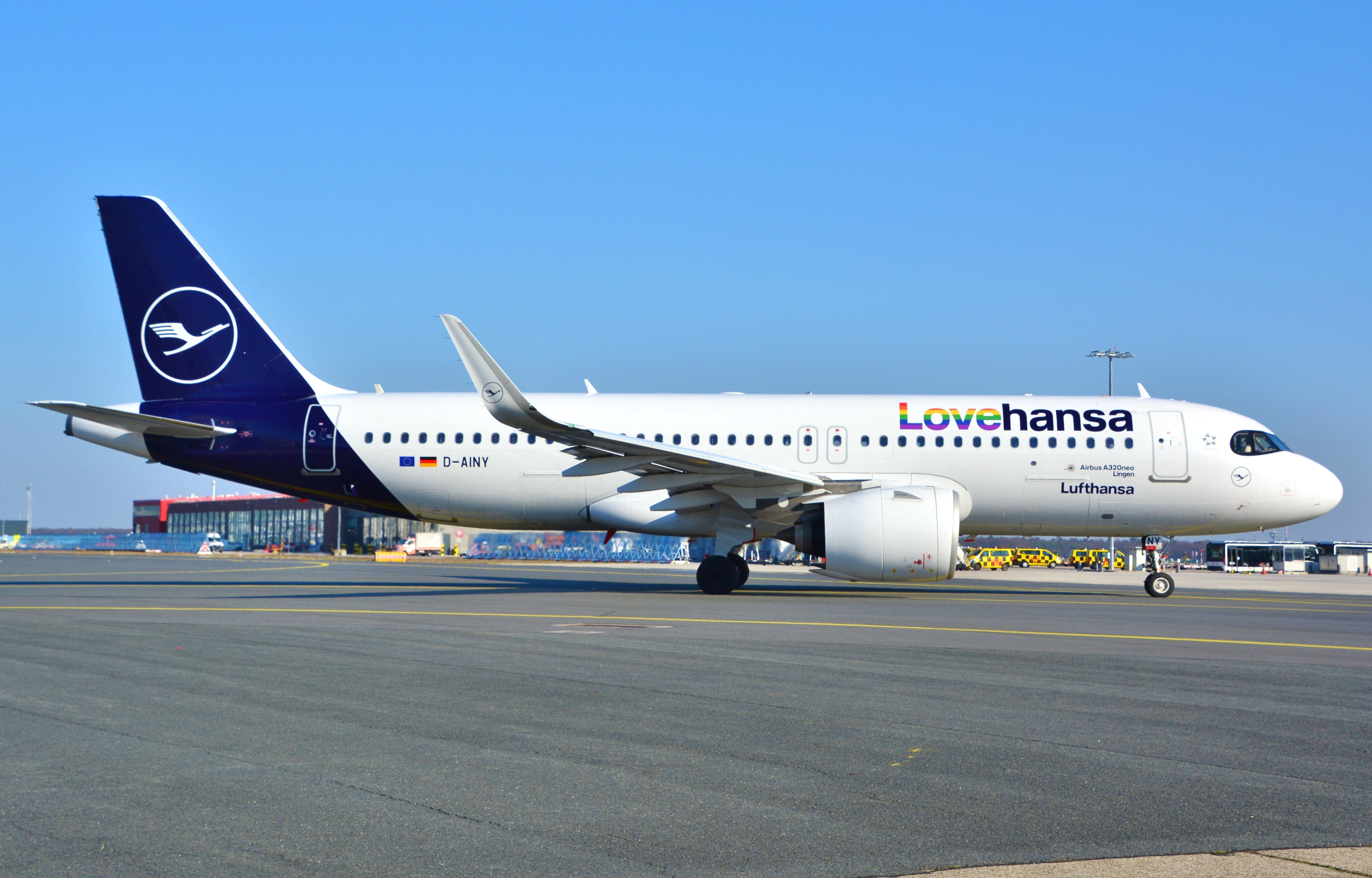Lufthansa (Deutschland), D-AINY  "LOVE Hansa"