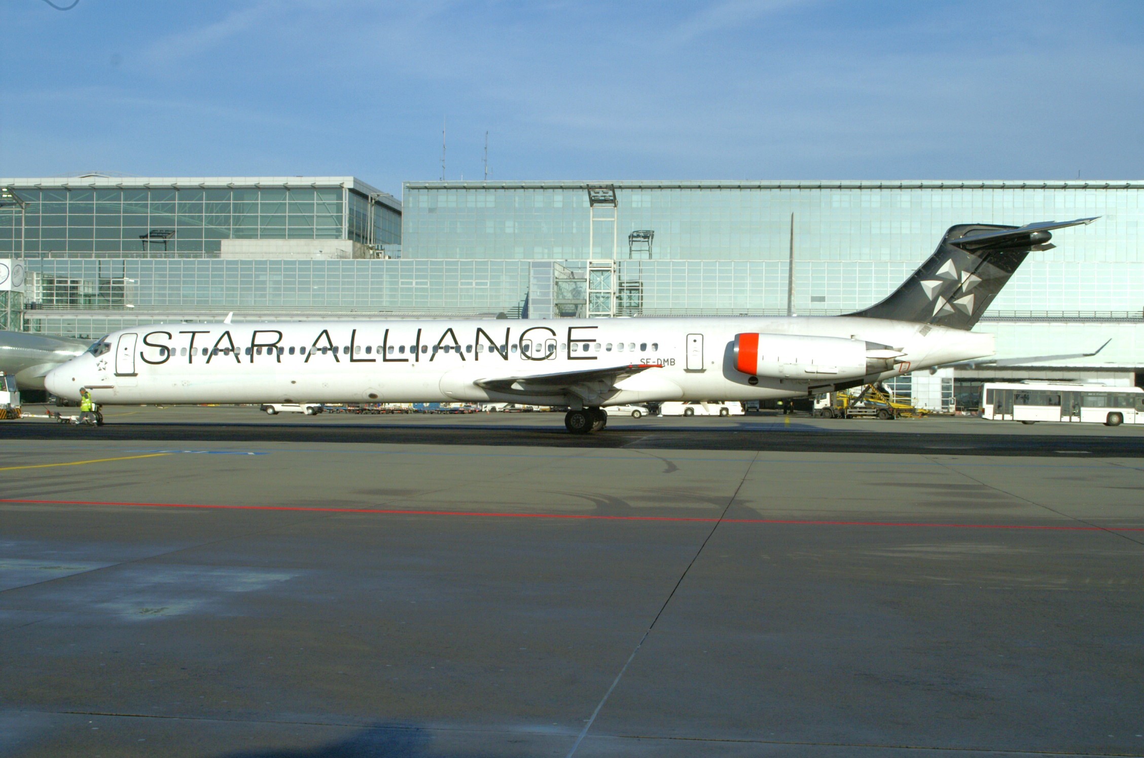 SAS – Scandinavian Airlines (Schweden), SE-DMB  "Star Alliance Colours"