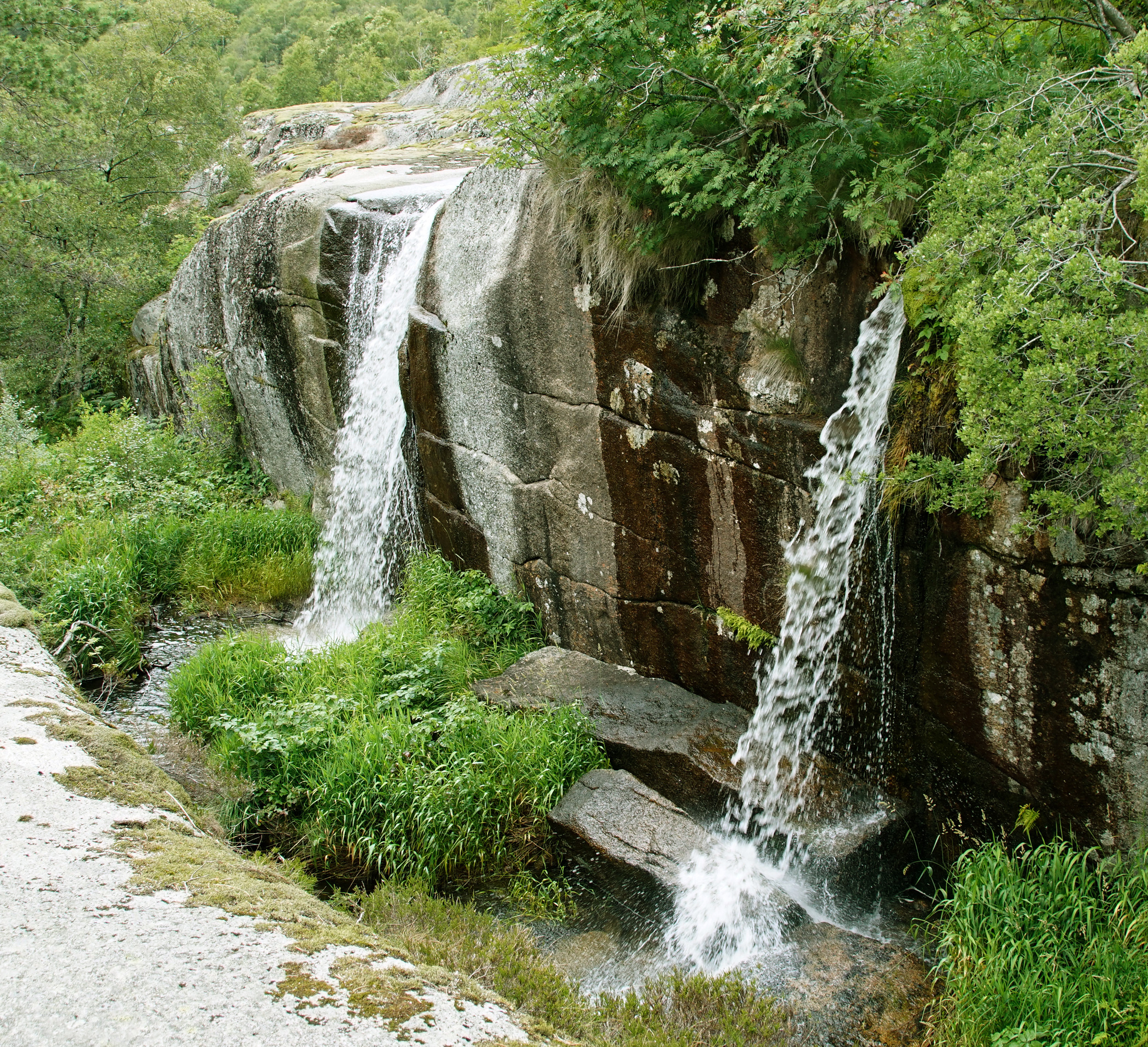 Zwei Wasserfälle nebeneinander - Fotovorlage