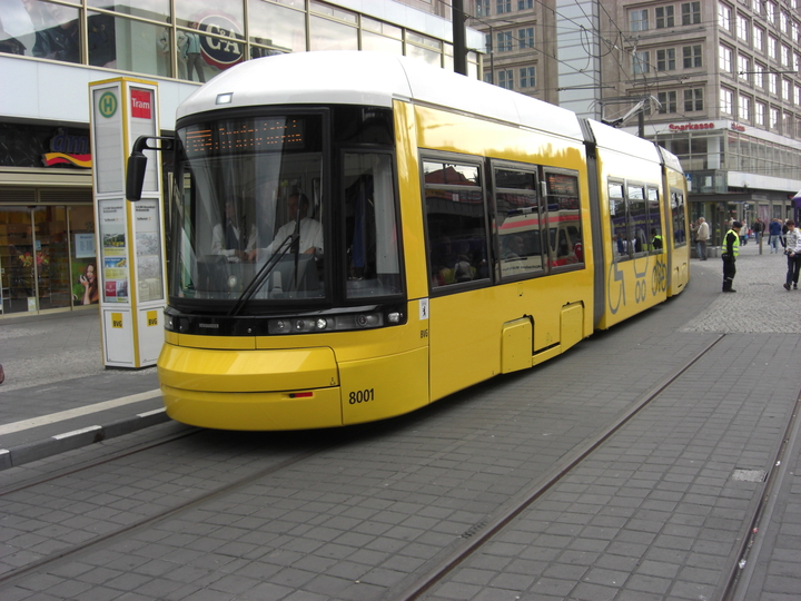 8001 (1 - Auslieferungszustand), Vorstellungsfahrt, Hst. S+U-Bhf. Alexanderplatz/Dircksenstraße (mein erstes Flexity-Foto, September 2008)